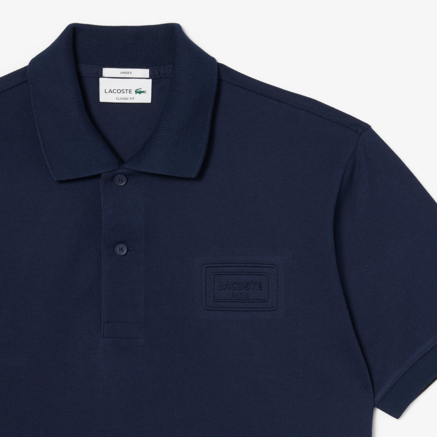 Polo De Corte Clásico Con Detalles De Marca En Relieve