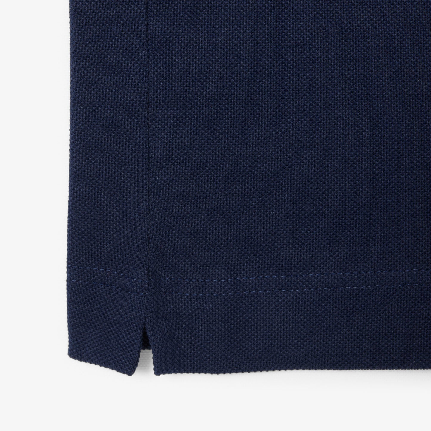 Polo De Corte Clásico Con Detalles De Marca En Relieve