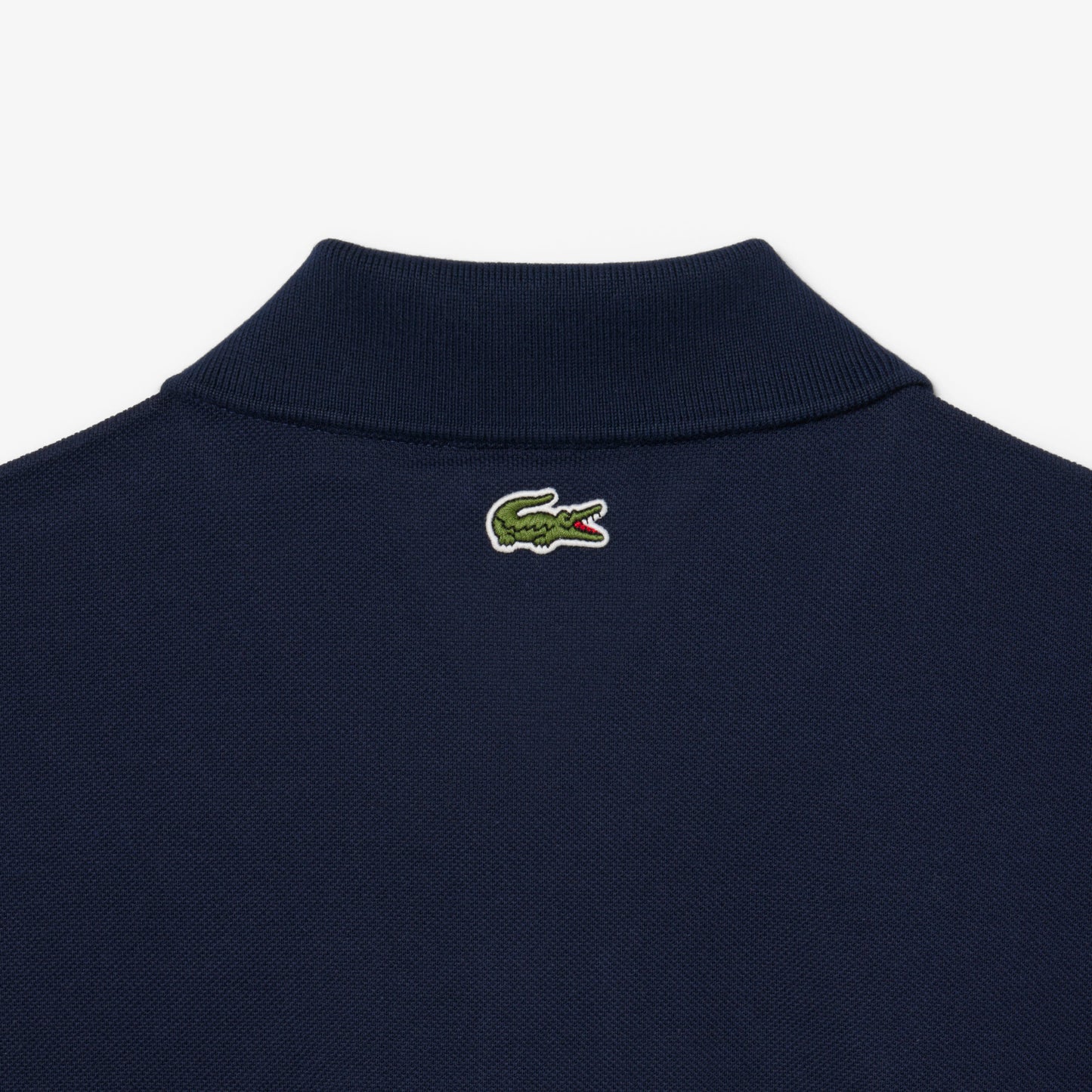 Polo De Corte Clásico Con Detalles De Marca En Relieve
