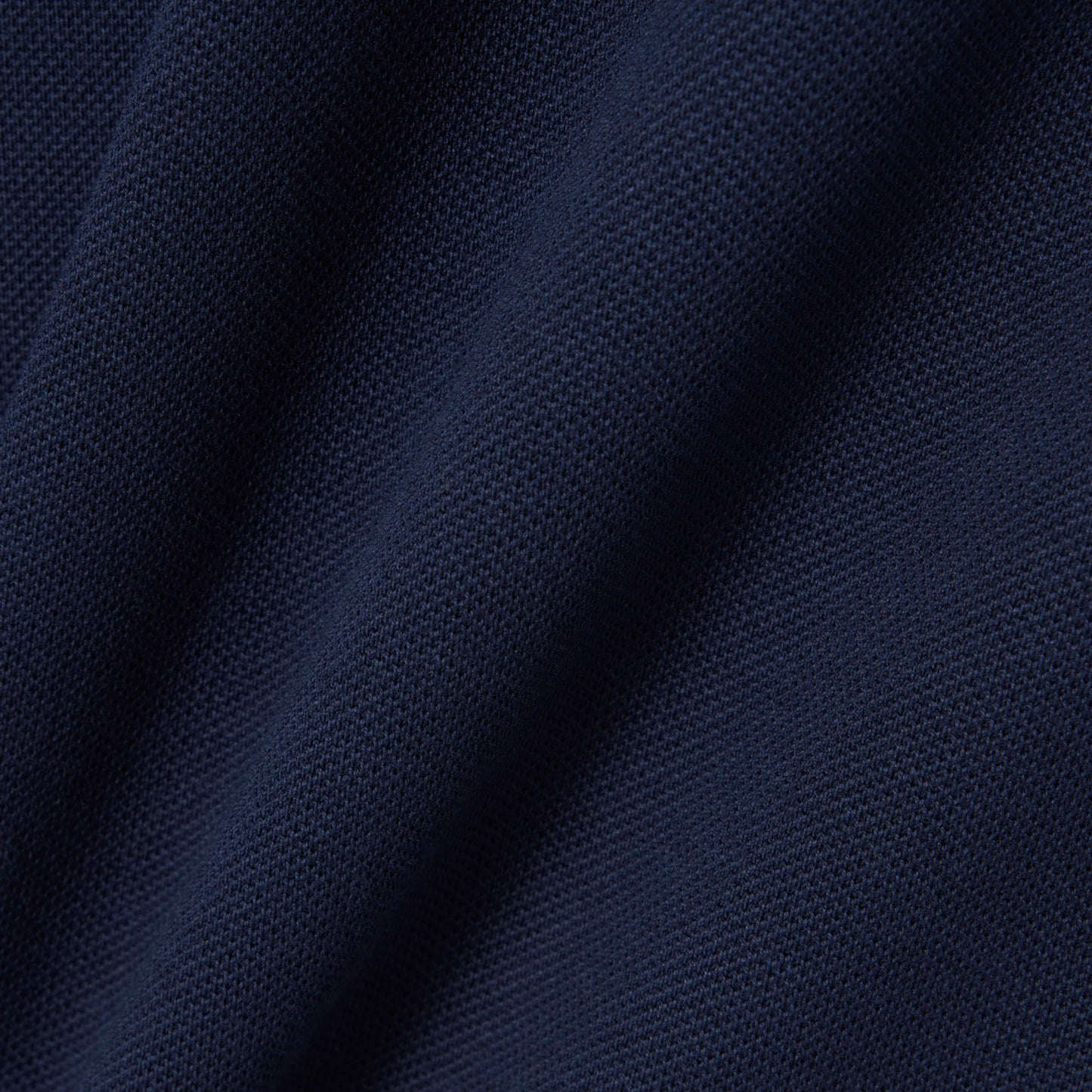 Polo De Corte Clásico Con Detalles De Marca En Relieve