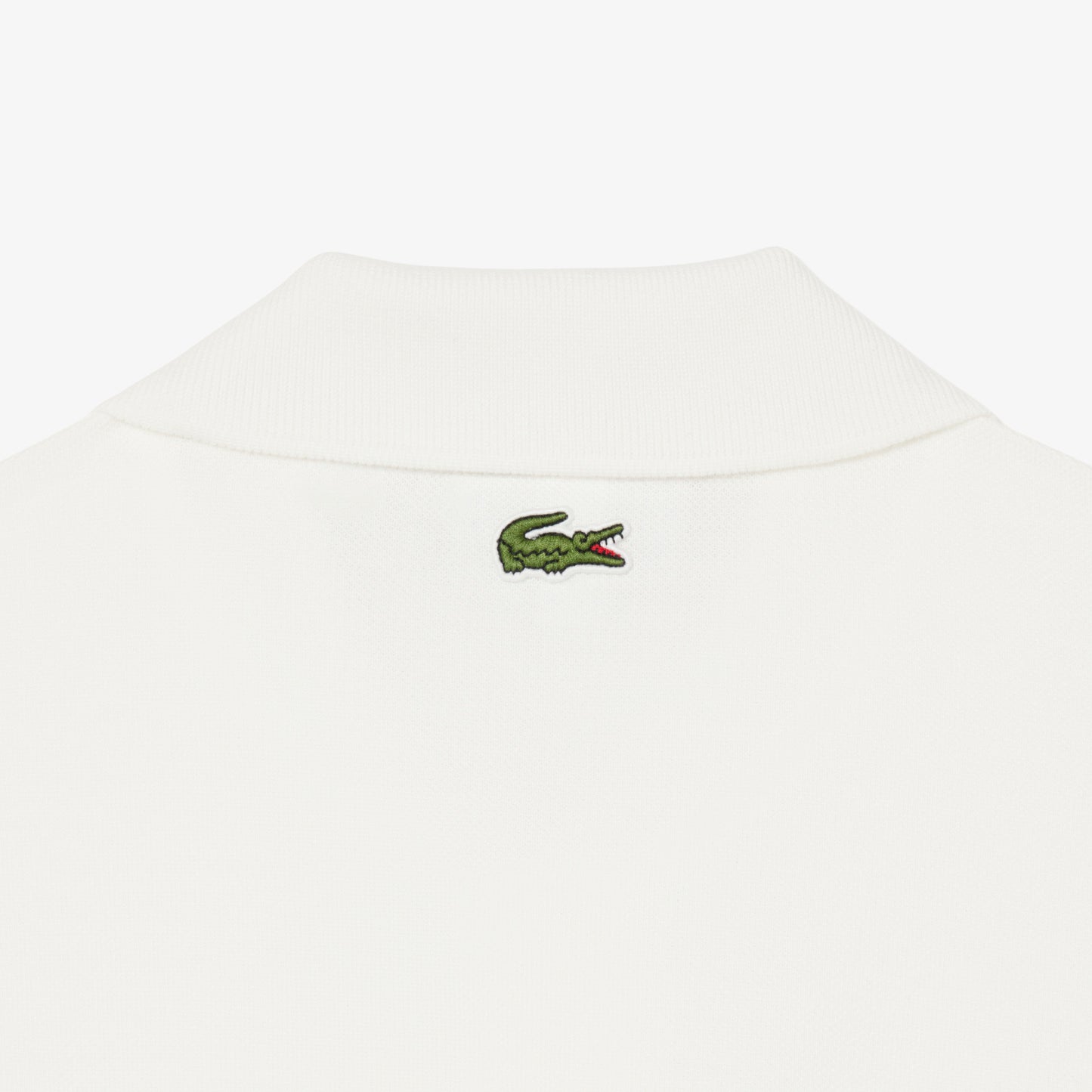 Polo De Corte Clásico Con Detalles De Marca En Relieve