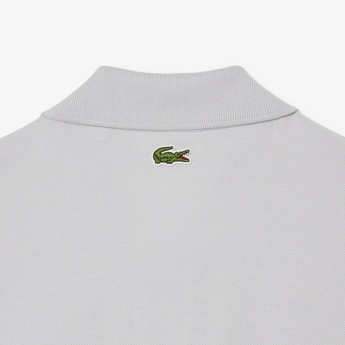 Polo De Corte Clásico Con Detalles De Marca En Relieve